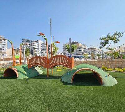 גן משחקים לפעוטות עם גבעות גומי