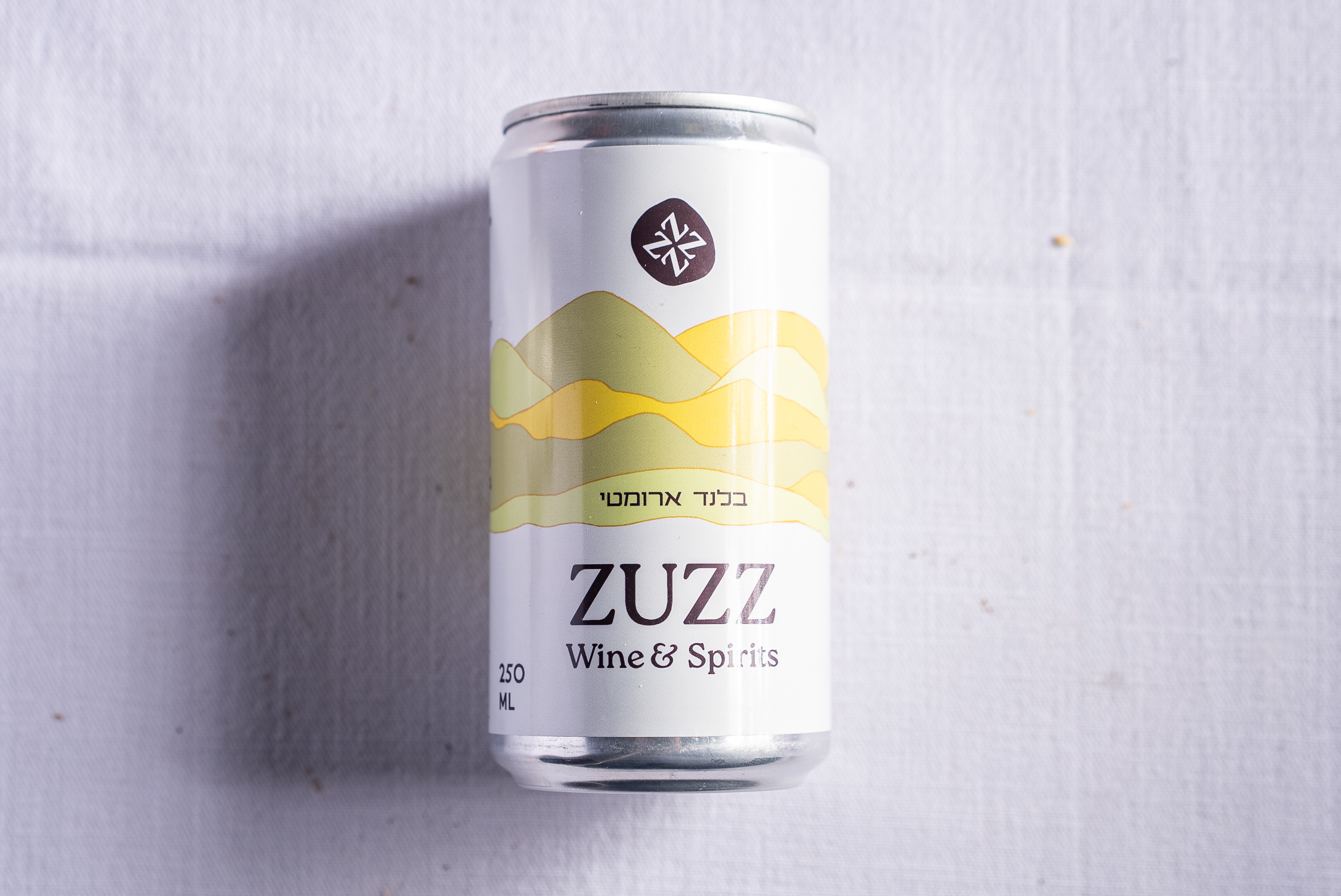 Dry white blend wine in a can (Gewürztraminer & Muscat)