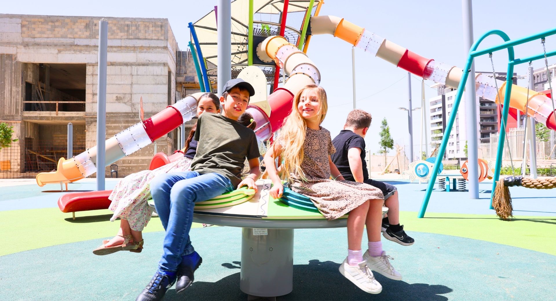 מתקן אתגרי מרכזי בגן משחקים