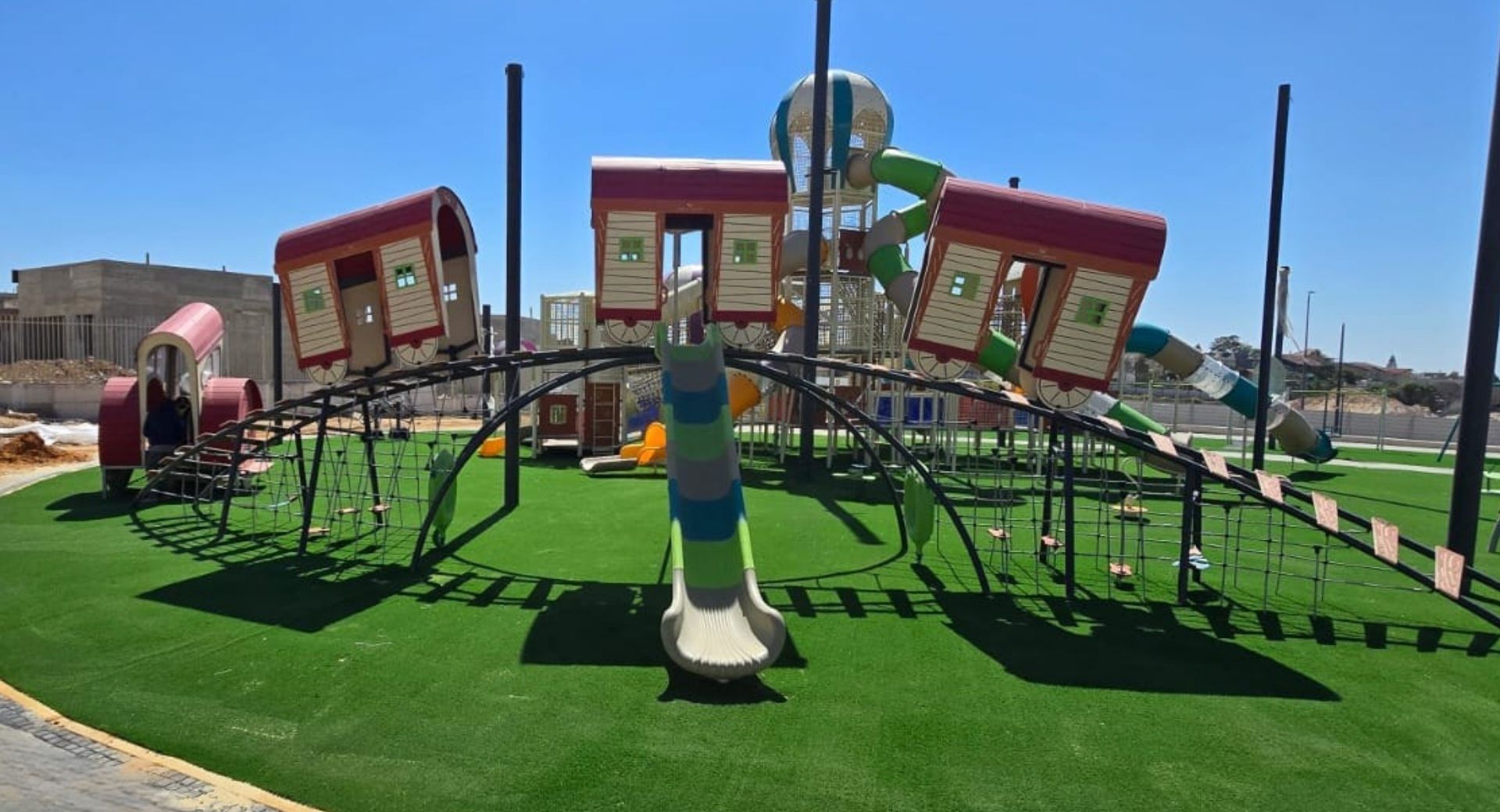 גן משחקים נגיש עם כדורים פורחים ורכבת הזהב