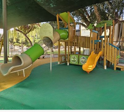 גן משחקים מעץ רוביניה - גינת שושנה סעדיה בתל אביב