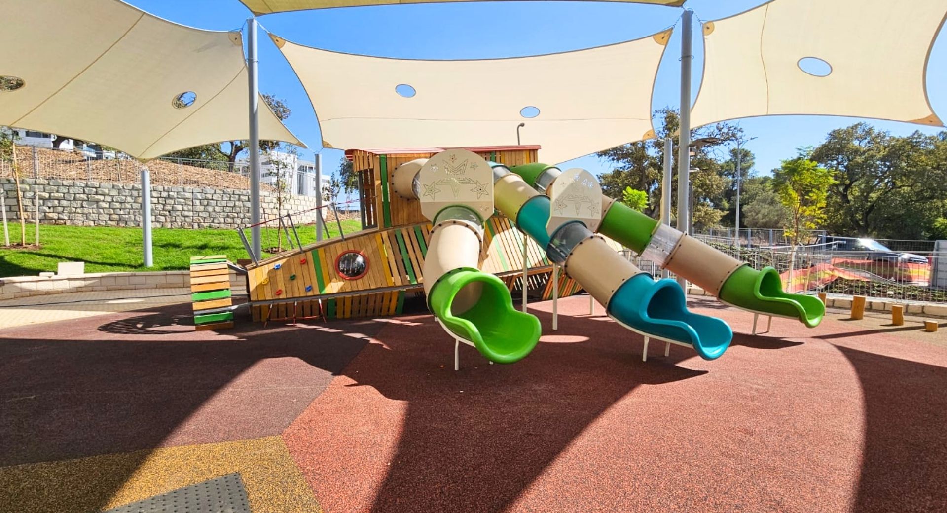 תכנון גן משחקים מעץ רוביניה בחריש