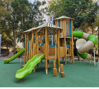 גן משחקים מעץ רוביניה עם מגדלים ומגלשות