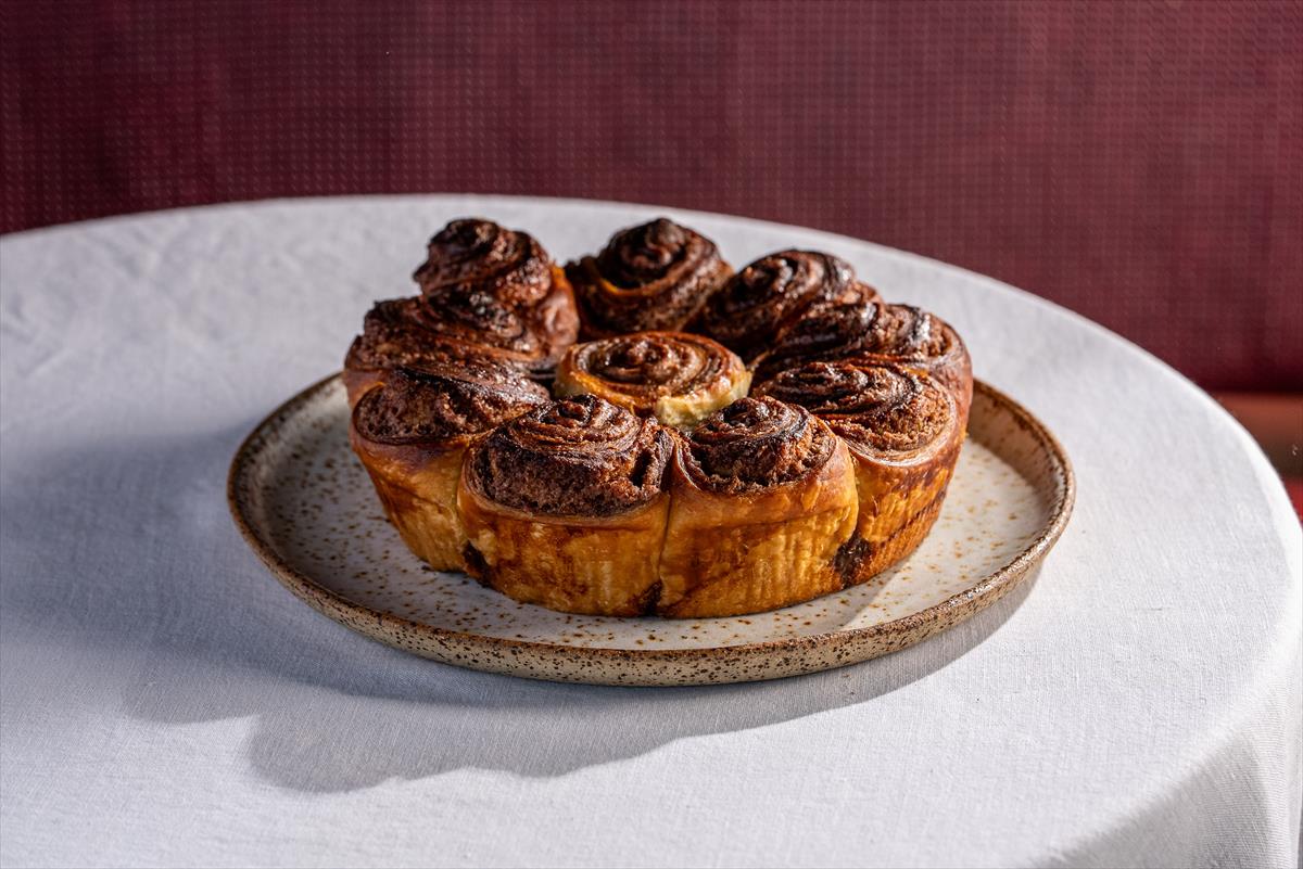 Rose and cinnamon yeast cake